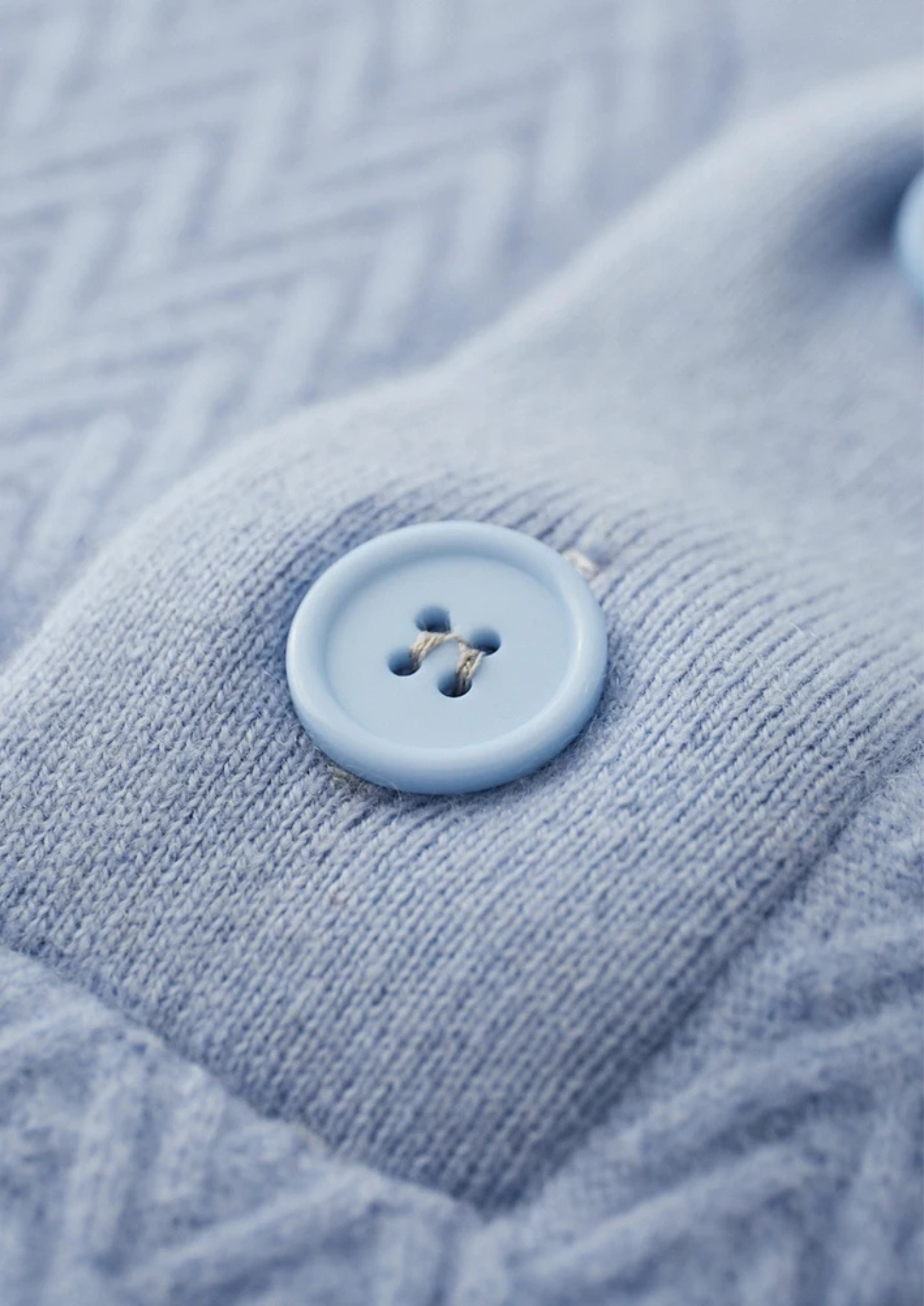 PULL EN CACHEMIRE 100 % À BOUTONS EN ZIGZAG