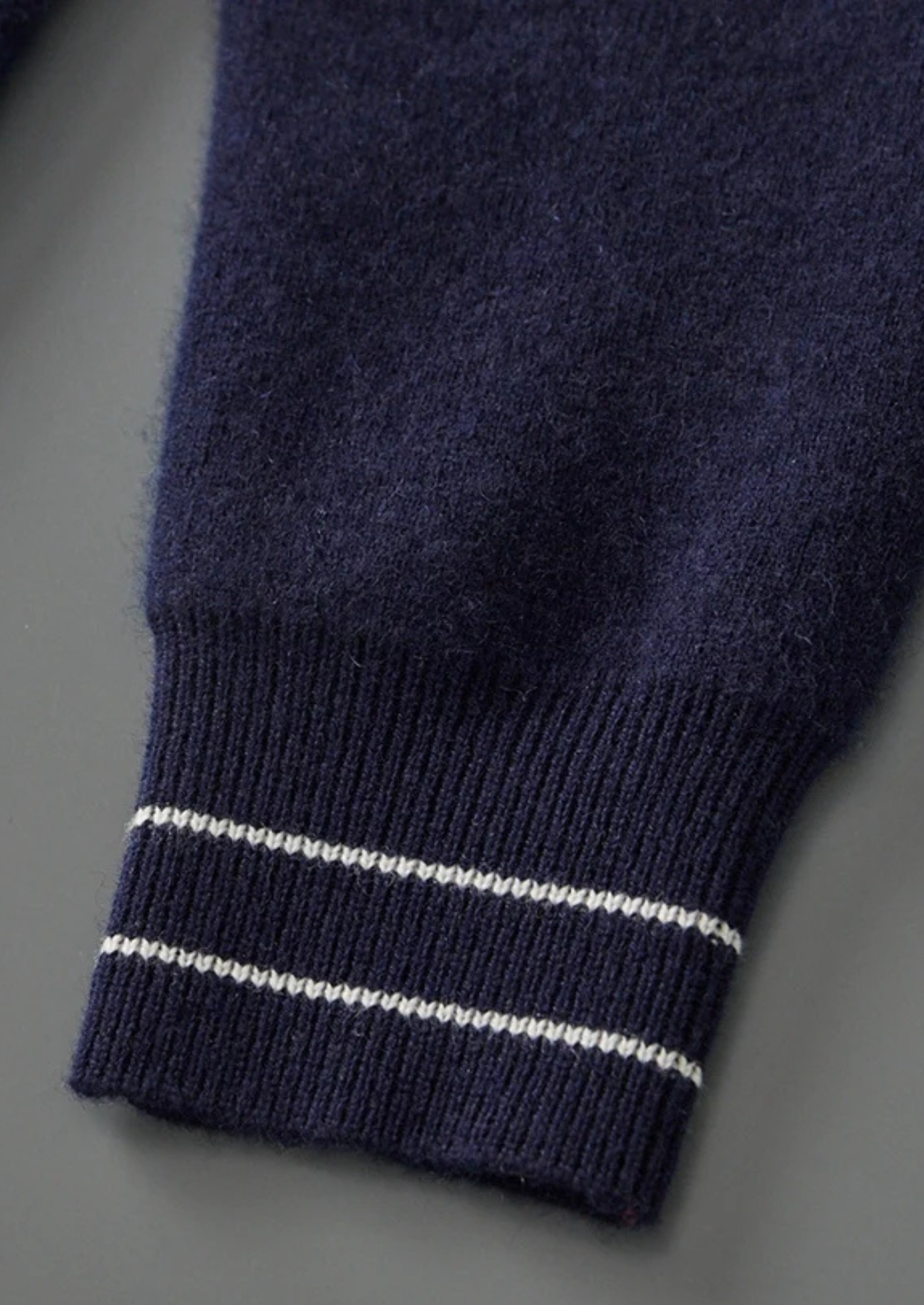 CARDIGAN POLO BICOLORE EN LAINE DE LYON